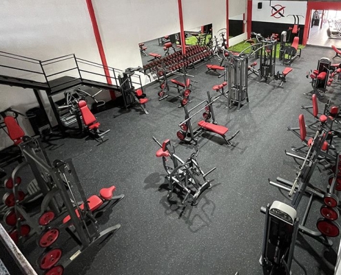 Zona de musculación y pesas en gimnasio XFIT Tugia, en Peal de Becerro de la Sierra de Cazorla