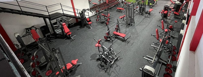 Zona de musculación y pesas en gimnasio XFIT Tugia, en Peal de Becerro de la Sierra de Cazorla