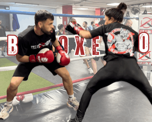dos personas practicando boxeo en un ring