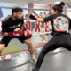 dos personas practicando boxeo en un ring